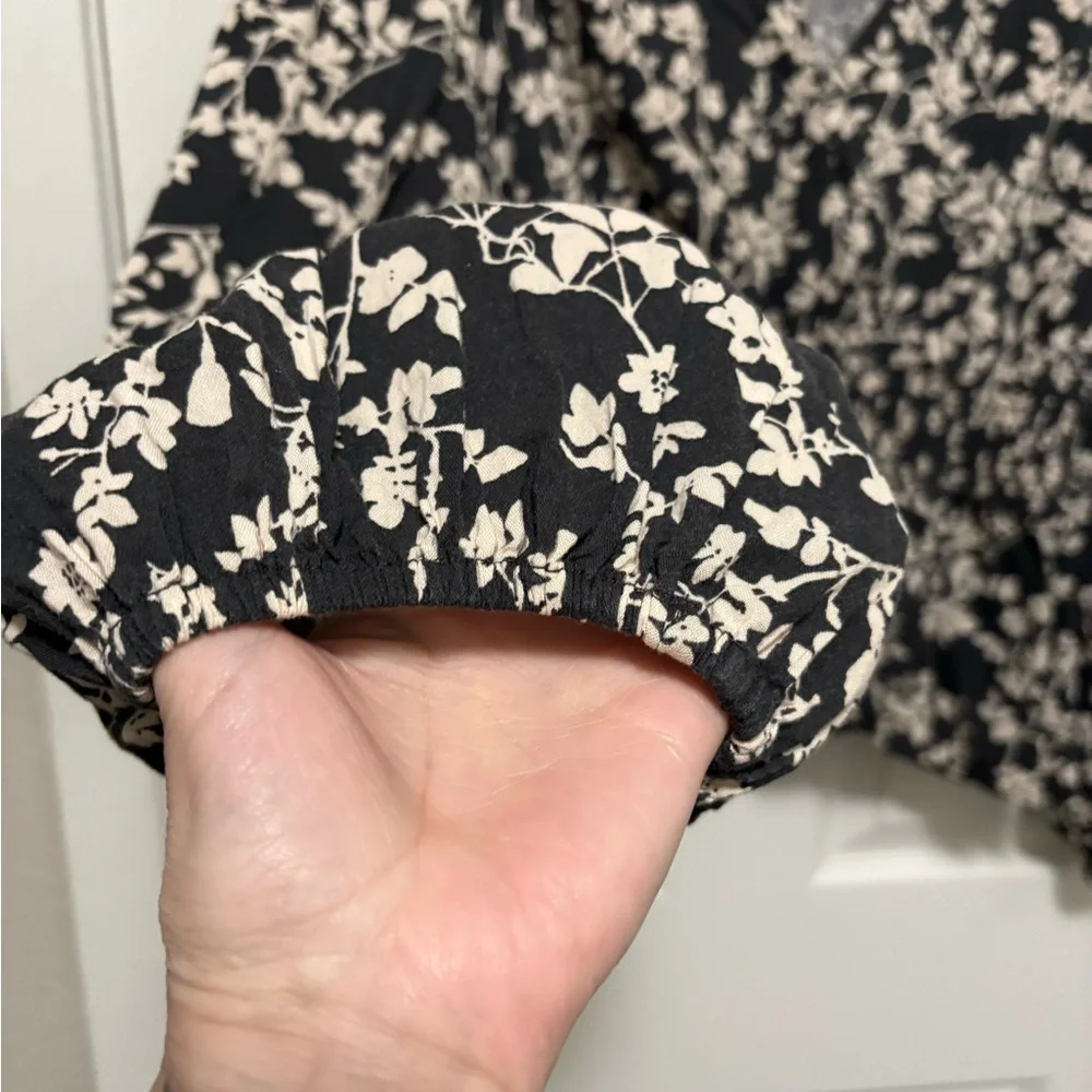 *Old Navy Black and Cream Floral Puff Sleeve Smocked Peplum Hem XL Blouse #IR